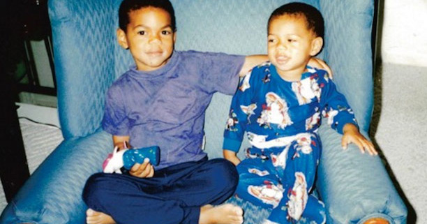 ChancetheRapper（左）與弟弟泰勒（右）的童年照片
