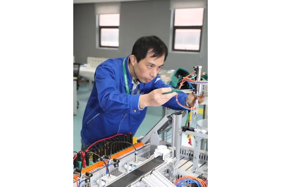 陸峻(江蘇南京熊貓電子裝備有限公司電工特級技師) 陸峻(江蘇南京熊貓電子裝備有限公司電工特級技師)