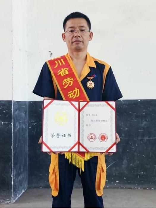 胡小龍(四川省內江市公交集團客車裝配廠CNG氣瓶改裝工) 胡小龍(四川省內江市公交集團客車裝配廠CNG氣瓶改裝工)