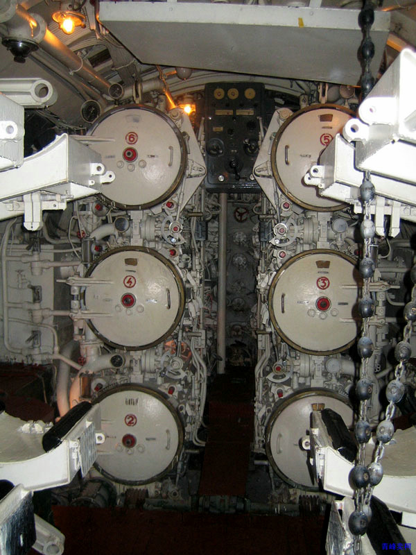 首魚雷艙的6具魚雷發射管