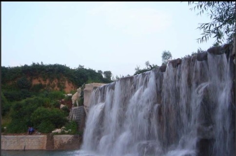 龍潭湖南北兩湖之間的瀑布
