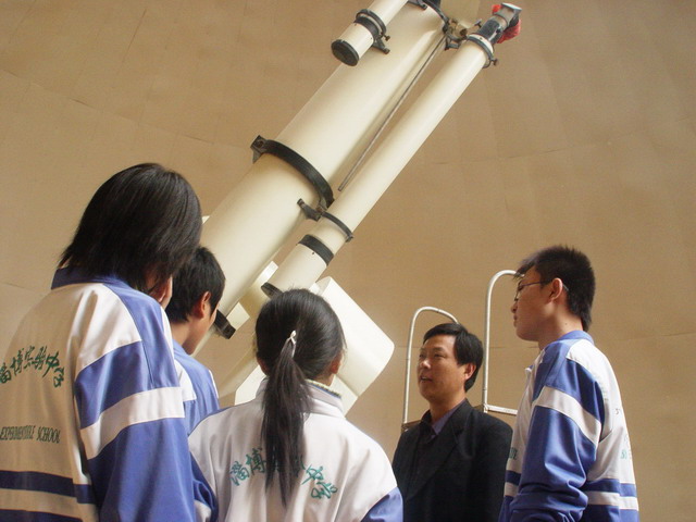 學生使用望遠鏡