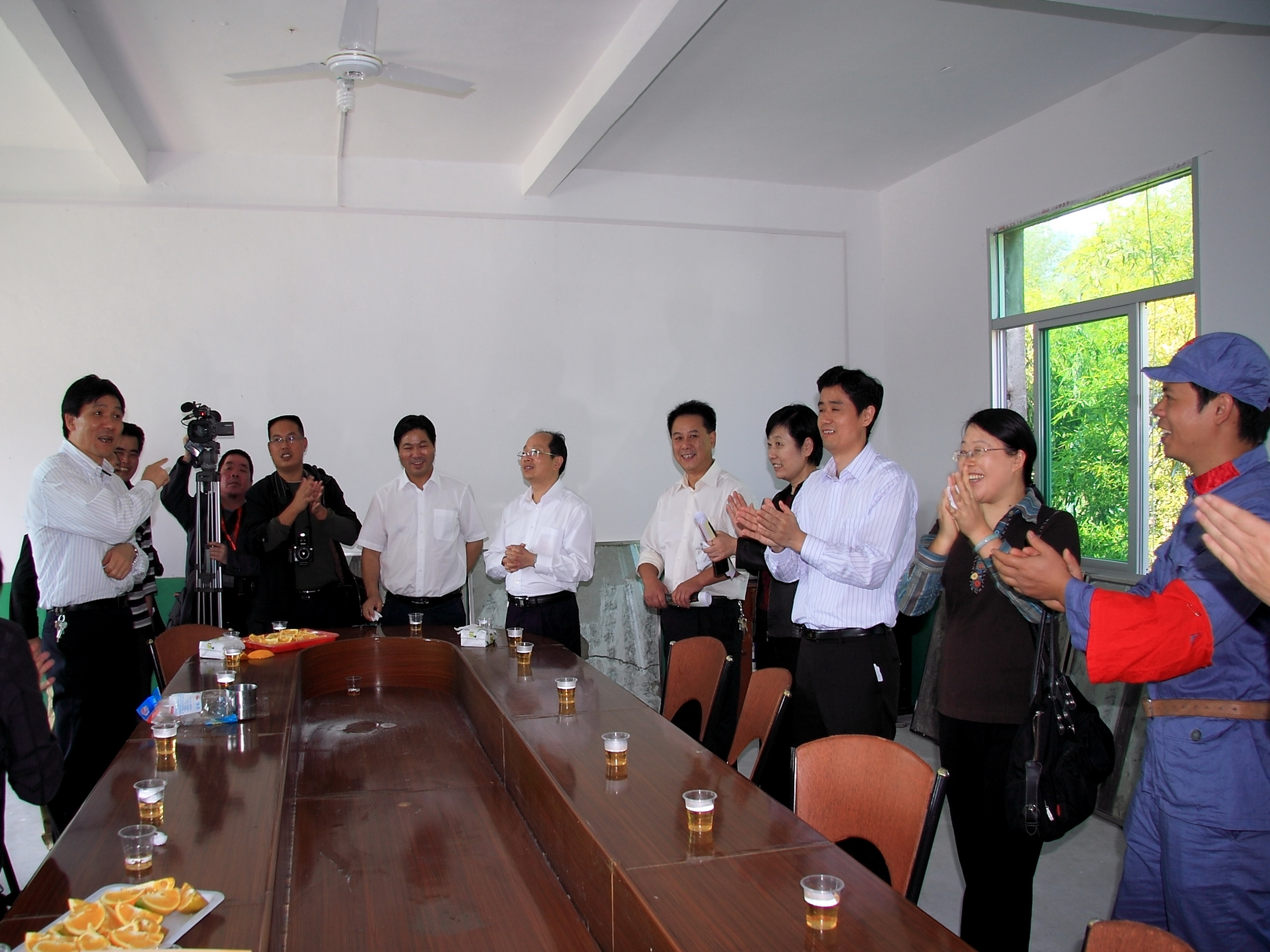 永安市長的鄭清華（左一）關心支持石峰村