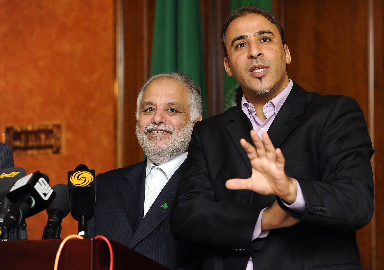 馬哈茂迪(左)與卡扎菲發言人穆薩·易卜拉欣