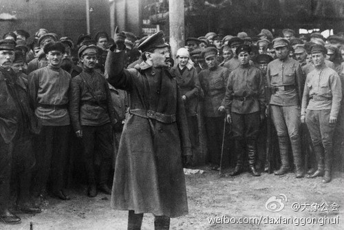 1918年托洛茨基向紅軍戰士講話。