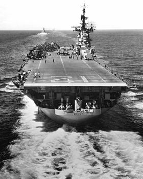 1953年7月1日，拳師號的水兵清理艦艉跑道