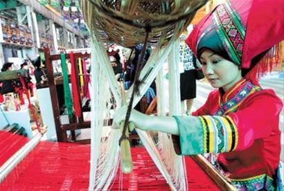 上海世博會上壯族婦女演示使用壯族竹籠機