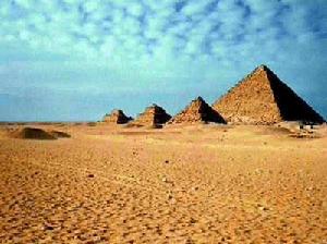 聞名世界的埃及金字塔