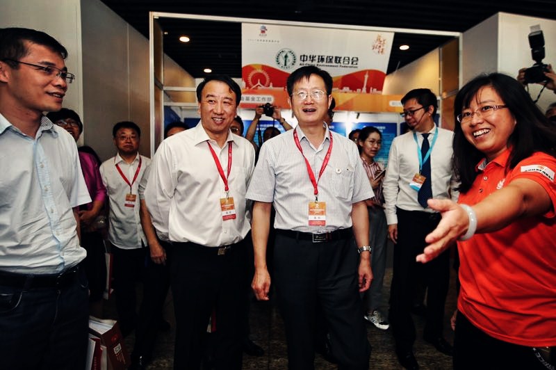 北京扶老助殘基金會秘書長引領領導參觀展位