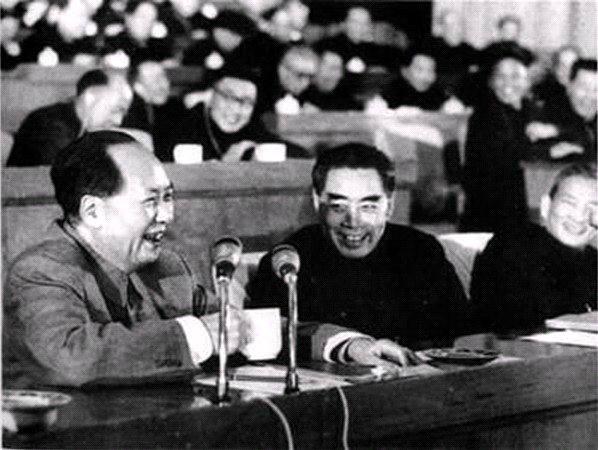 毛澤東和周恩來在會上