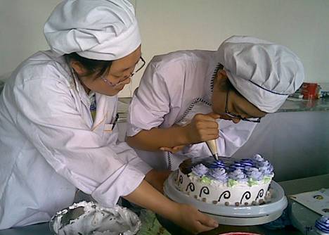 08級食品學生在做蛋糕實訓