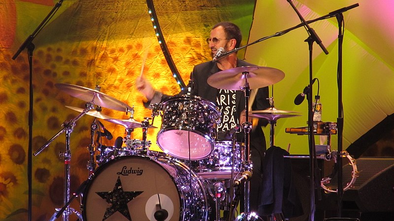 2011年，傳奇鼓手林戈·斯塔爾表演