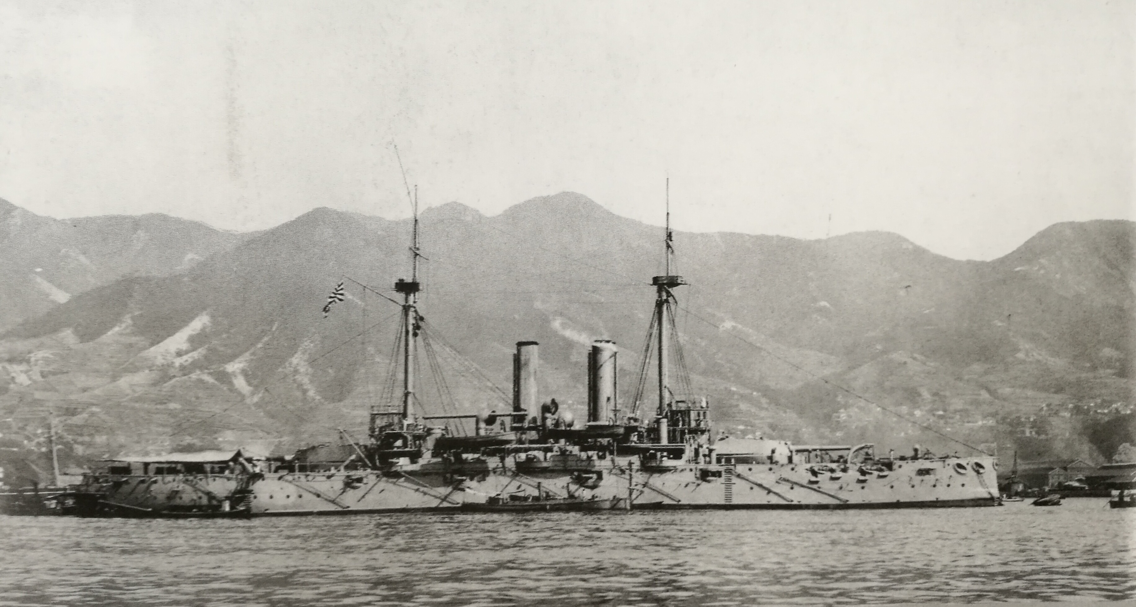 1905年攝於吳港的富士號，靠明治天皇節省宮廷費用而得以建造