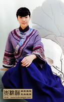 著名畫家劉梅子穿中國民族服裝照片