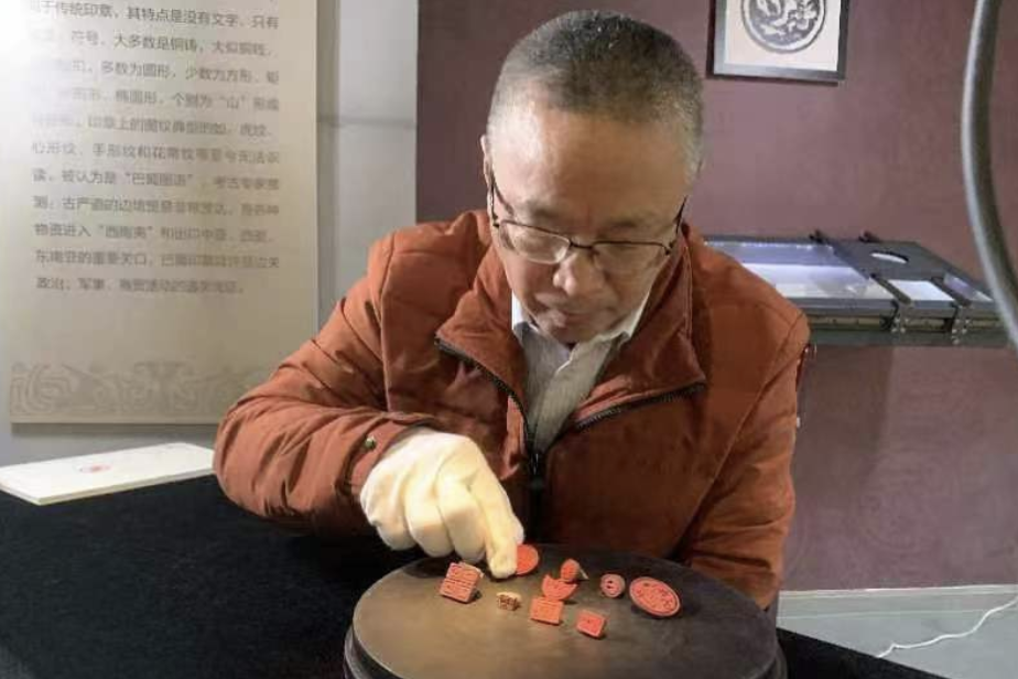 黃家祥(四川省文物考古研究院研究館員) 黃家祥(四川省文物考古研究院研究館員)