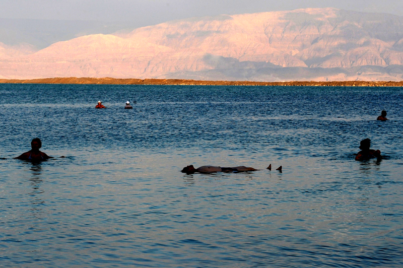 死海(以色列，巴勒斯坦，約旦交界的內陸鹽湖)