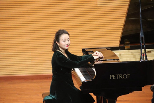 楊春(貴州大學音樂學院鋼琴教授) 楊春(貴州大學音樂學院鋼琴教授)