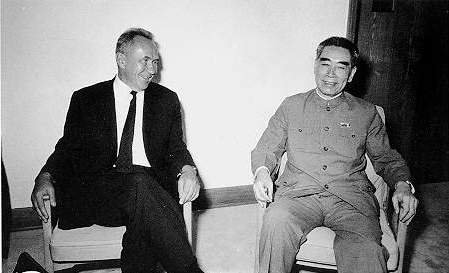 1969年周恩來與柯西金在北京機場會晤