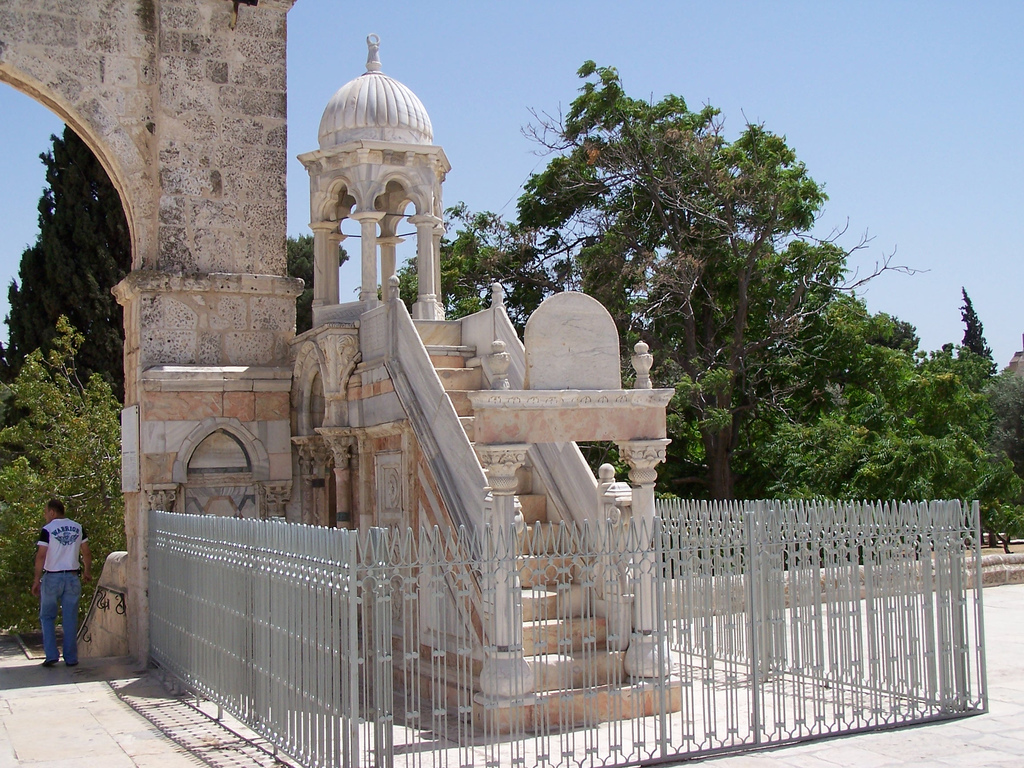 阿克薩清真寺庭院內的石制敏拜爾