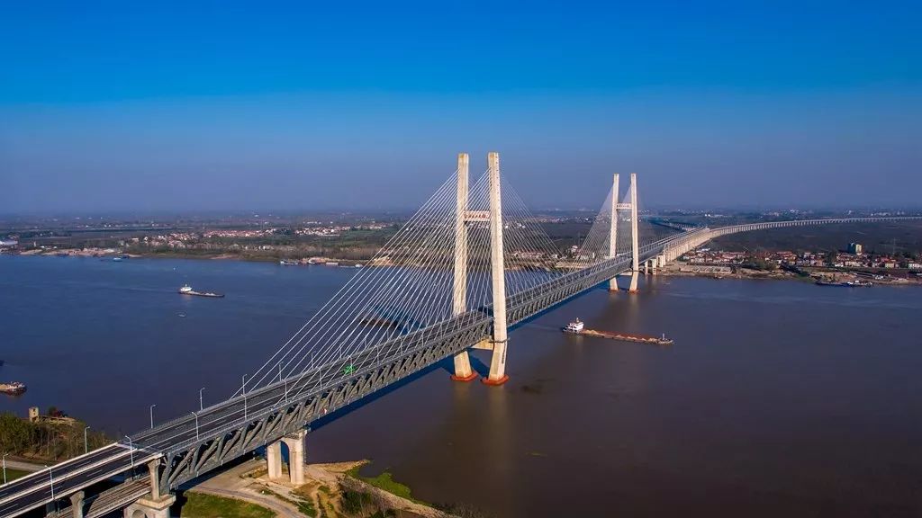 黃岡長江大橋位於中國湖北省長江黃州河段三江口附近