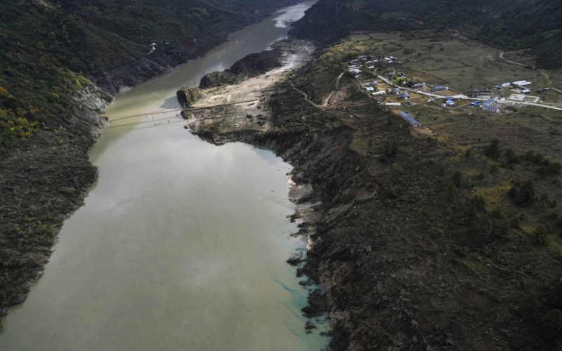 2018年10月20日拍攝的堰塞湖自然過流後的加拉村