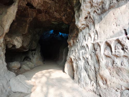 王喬洞石窟造像