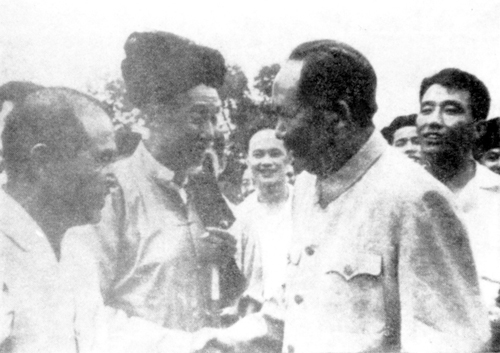 拉勐（左一）