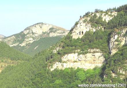 佛慧山雄偉深秀，懸崖石門處是大佛頭。