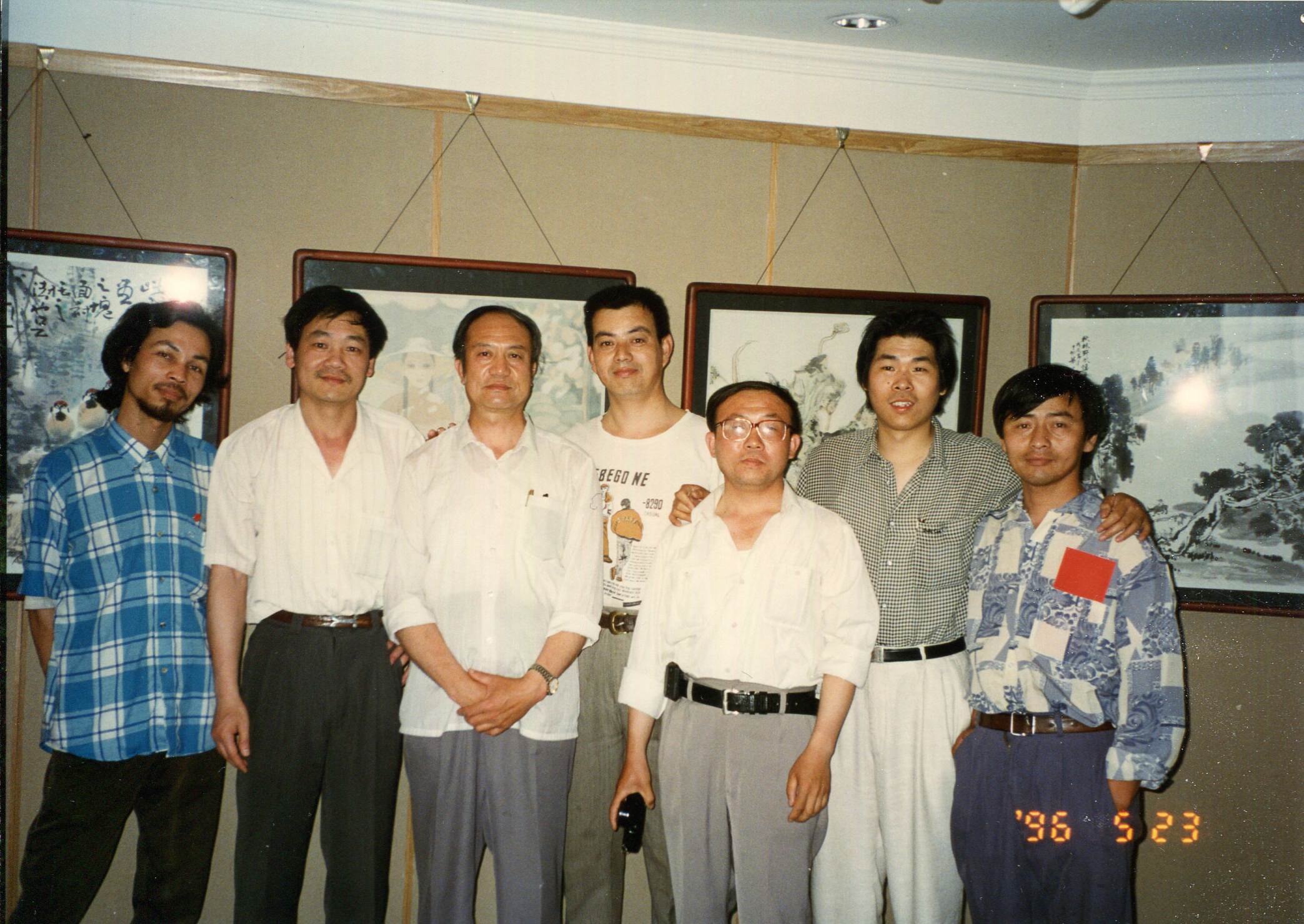 劉岩1993年個展與同學留影