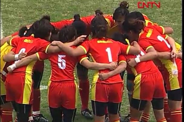 中國女子橄欖球隊在廣州亞運比賽場上。