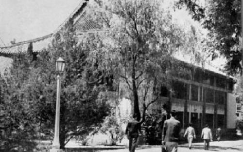 1952年，圖書館遷至原燕京大學圖書館館舍