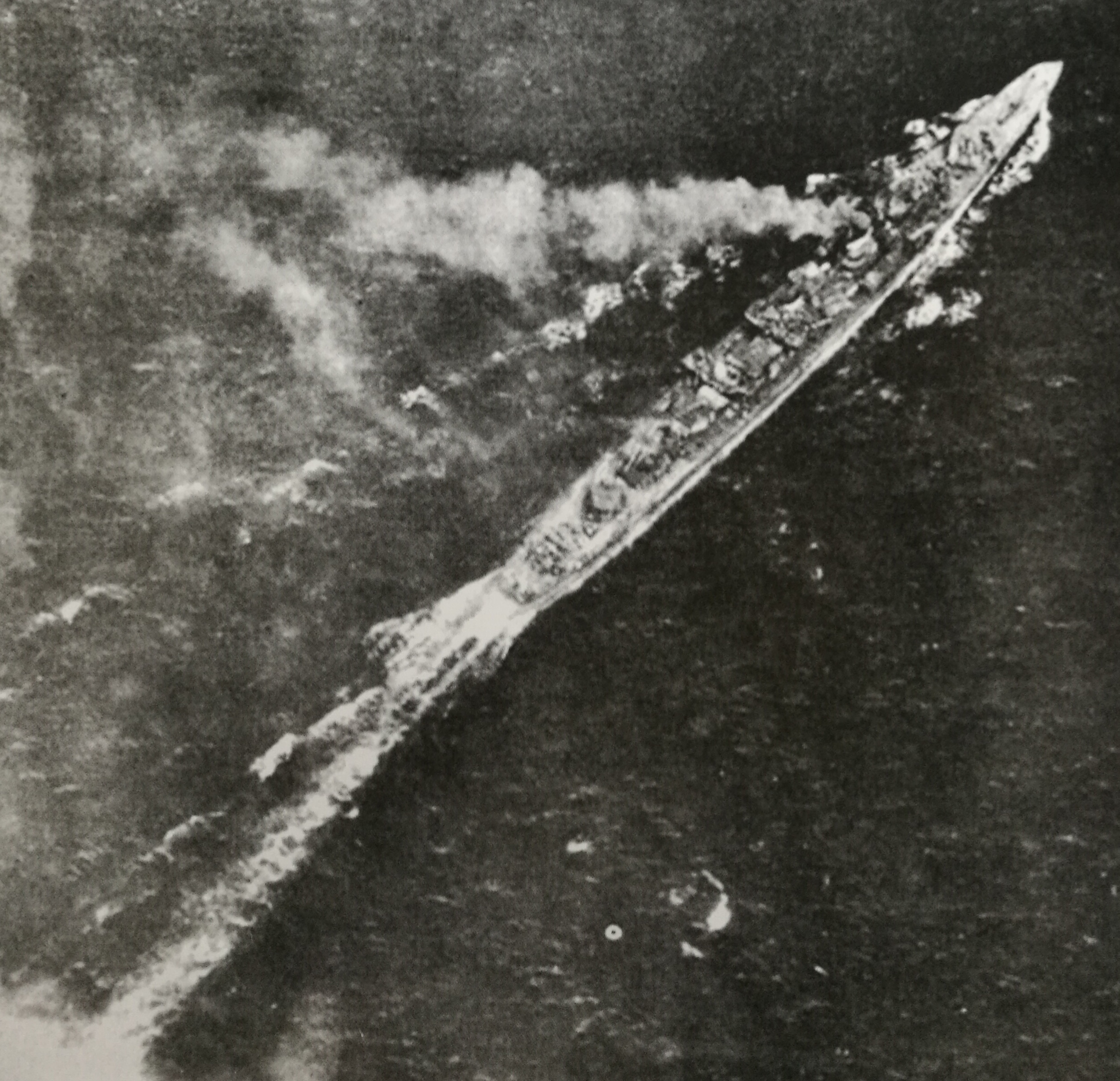 1944年11月11日在奧爾莫克灣遭到美機攻擊的島風，不久即爆炸沉沒