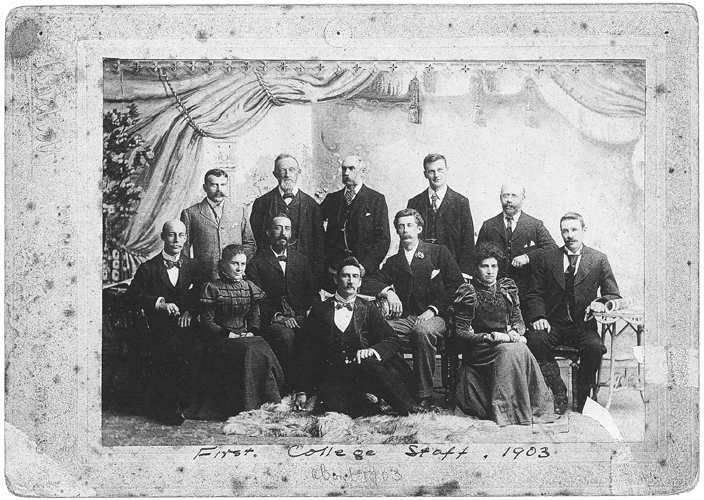 攝於1903年，最初的教職工們。