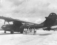 執行黑貓任務的PBY-5A和機組，全機塗成黑色