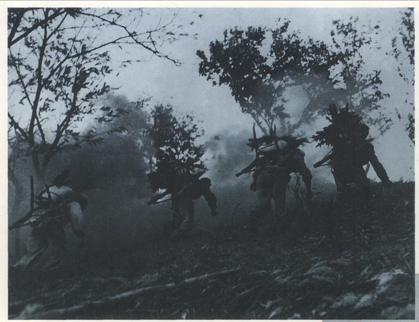 上甘嶺戰役期間戰士把糧食、 彈藥運往前沿陣地