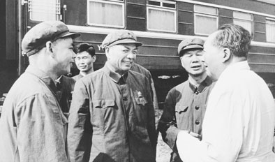 1967年毛澤東與余立金(右三)交談