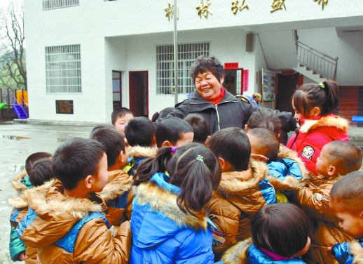 周秀芳老師被孩子們包圍著。
