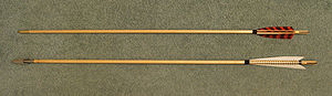 現代箭(上)，仿中世紀箭(下)