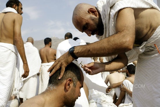 麥加朝覲結束後穆斯林們開始剃光頭