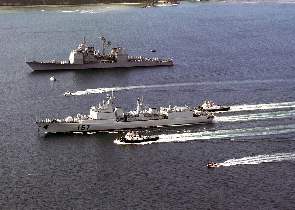 深圳號與提康德羅加級巡洋艦於關島