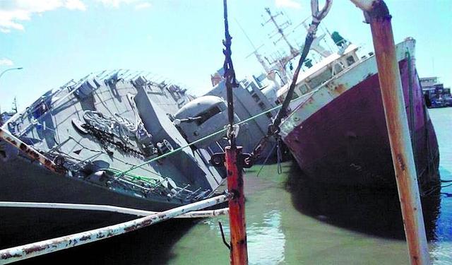 翻沉在港中的“聖特立尼達”號（後闢為博物館艦）