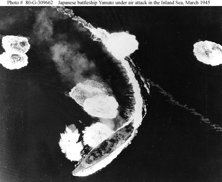 3月19日呉空襲，正在迴避敵機攻擊的大和