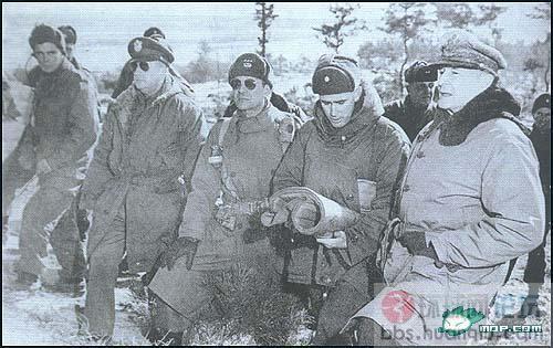 麥克阿瑟與李奇微（右三）視察戰場19510128