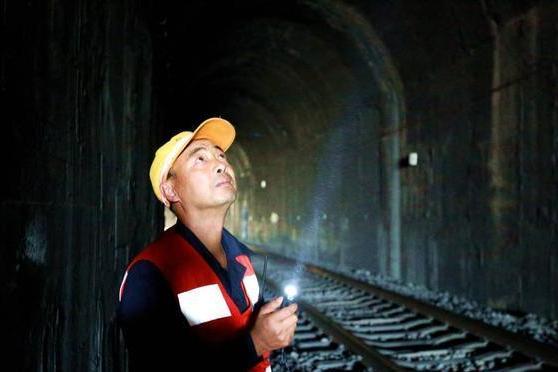 陳坤(中國鐵路成都局集團公司西昌工電段工長) 陳坤(中國鐵路成都局集團公司西昌工電段工長)