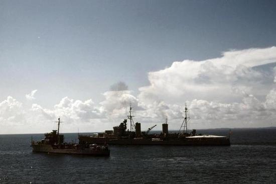 “靈甫”艦伴隨“重慶”艦回國經過新加坡海域時留下的彩照。