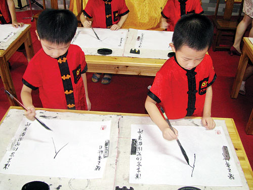 漢字宮幼稚園的孩子在寫書法