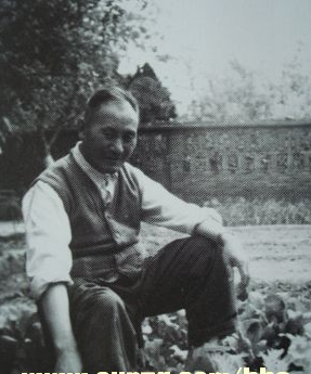 韓衛民將軍在庭院菜地1973