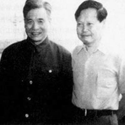 1986年6月，楊振寧（右）看望病中的鄧稼先