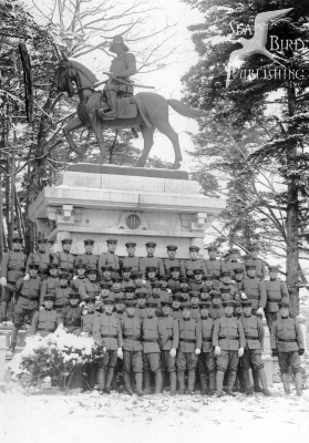 日本軍官於伊達政宗雕像前的合影