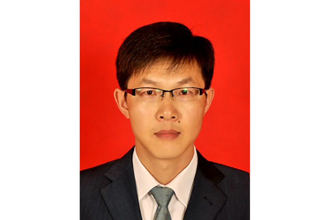 吳德新(延邊大學文學院副教授,語言學與中朝文論研究專家) 吳德新(延邊大學文學院副教授,語言學與中朝文論研究專家)